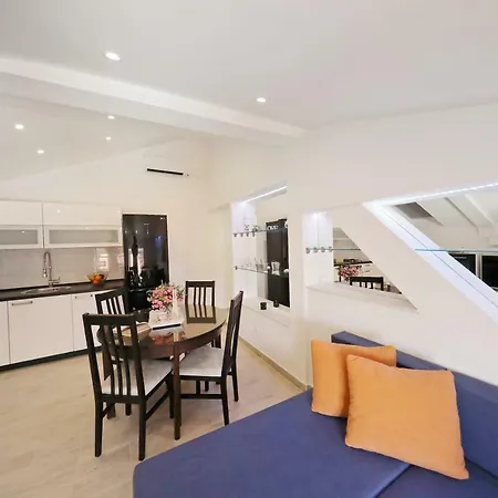 Apartment Three Wells *